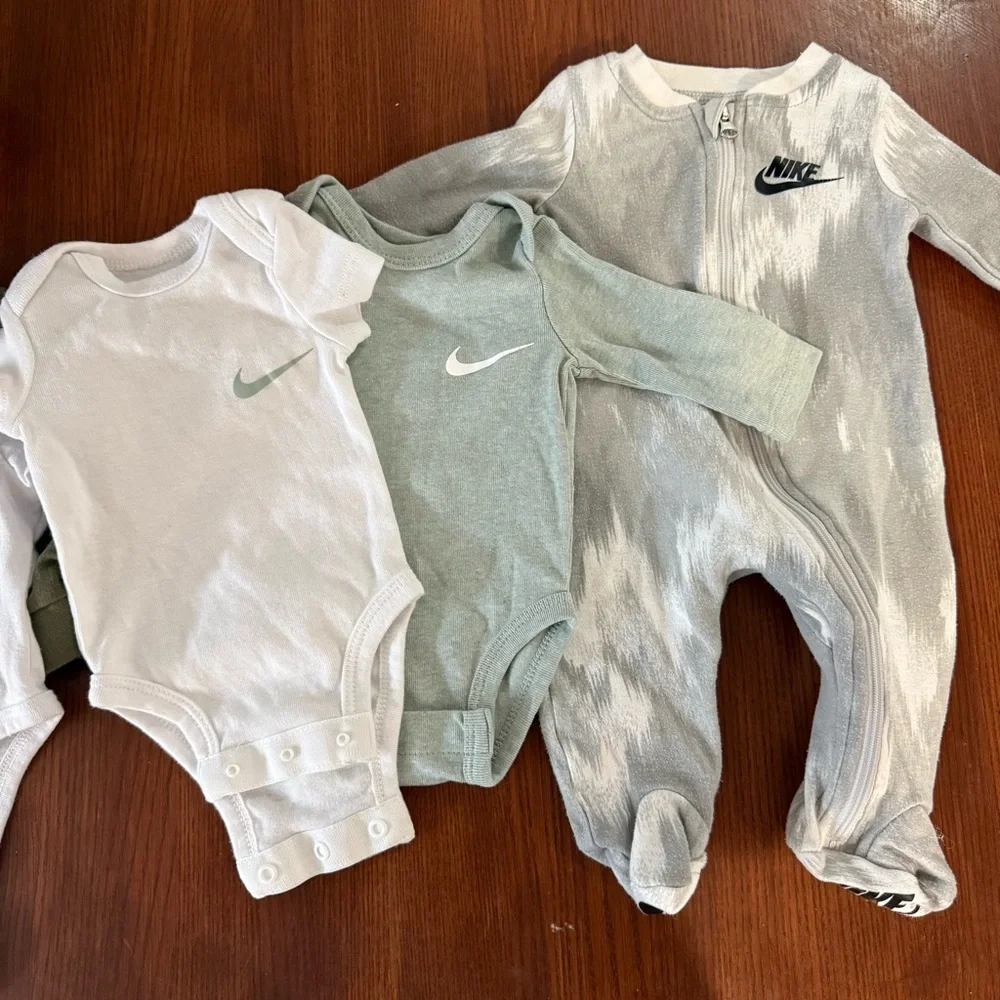 Nike Baby Bundle Newborn | 5pc Set | Unisex | Onesies + Hoodie + Sleeper - Picture 1 of 2